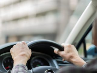 68歳の父が「免許証不携帯」で運転していそうで心配です…「免許返納」を勧めたほうがいいでしょうか？