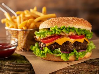 「マクドナルド」は値上げで「モスバーガー」とほぼ同じ価格帯に!?「バーガーキング」「フレッシュネス」などチェーン店の価格を比較