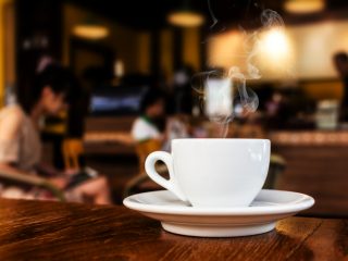 カフェでコーヒーを頼んだら、「業務スーパー」で買えるコーヒーを注がれました。これは詐欺ですか？　原価率はどうなっているのでしょうか。