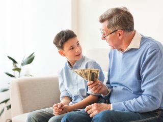 68歳です。孫の将来のために「500万円」準備していますが、少ないでしょうか？