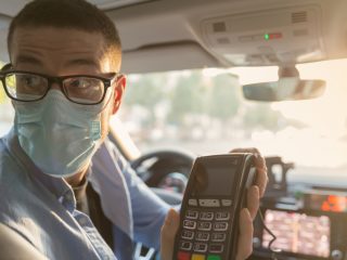 タクシー代を「クレジットカードで払う」と伝えたら、露骨に嫌な顔をされました。運転手の人の給料が減るなど、なにか困るような理由があるのでしょうか…？