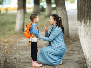 「生活が苦しい」と言っているシンママの友人。子どもを塾に通わせているけど…何か補助があるのでしょうか？