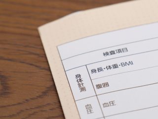 健康診断の結果として「体重」や「病歴」を会社に報告しなくてはなりません。精神的に負担なのですが断れないでしょうか…