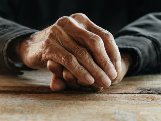 65歳で年収「150万円」です。経済的に不安なのですが「子どもの扶養」に入るのは難しいでしょうか？