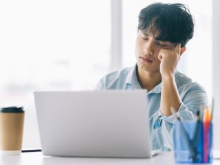 在宅勤務中に「音楽」を聴いていることがバレて減給に。会社でも「ラジオ」は流れているし、問題ないと思ったのですが…。