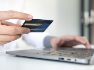 海外の通販サイトで「3000円」の商品を購入したら、クレジットで「6万円」の請求がきました。原因は何でしょうか？