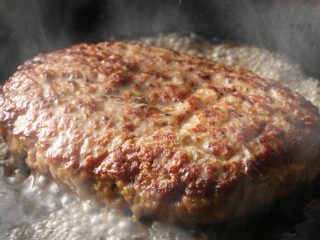 ハンバーグは「パックのまま焼く」のがコスパ最強!? 話題の「パッカンステーキ」のコスパ・タイパを比較