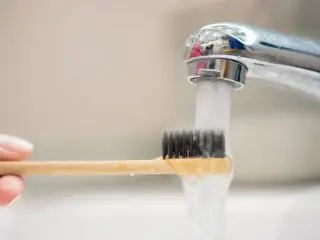 同居中の「義母」が歯磨き中に「水を出しっぱなし」にします…「水道代」はいったいどのくらいかかっているのでしょうか？