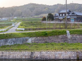 「最寄りコンビニまで車で30分」かかるような田舎に住んでいます。都市部に引っ越した方が長い目で見た時に節約になるでしょうか？