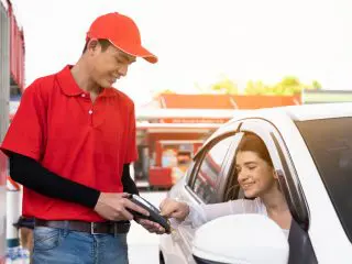 ガソリンスタンドの「クレジットカード」って実際お得なのでしょうか？ 妻が「車のガソリン代が安くなるから」と申し込んだそうなのですが、あまり安くならないのではと思ってしまいます