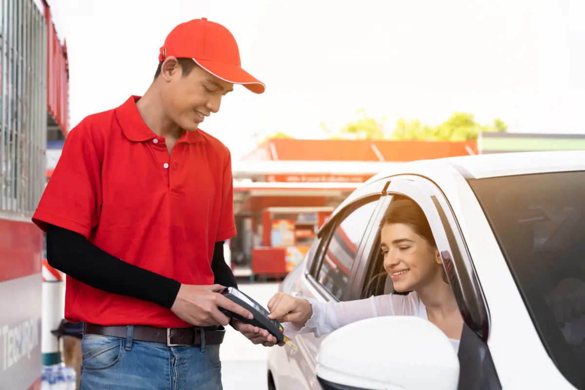 ガソリンスタンドの「クレジットカード」って実際お得なのでしょうか？ 妻が「車のガソリン代が安くなるから」と申し込んだそうなのですが、あまり安くならないのではと思ってしまいます