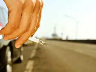 レンタカーが「禁煙車」と気付かず喫煙したら賠償金を請求されました。 口頭での説明がなくても支払うべき？