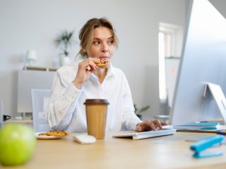 職場の「フリーお菓子」を食べすぎて、「来月はあなたが会社のお菓子を用意するように」と言われました。金欠で困っているのですが、断ることはできるでしょうか？