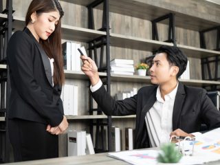 最近結婚したOLです。結婚を知った上司から「退職」を勧められたのですが、これってパワハラではないですか？