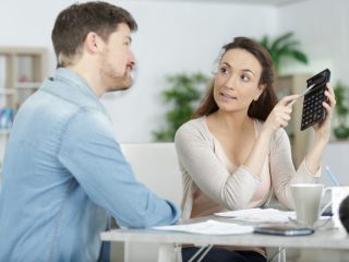 既婚の友人のほとんどが「彼氏の年収は知らなかった」といいます。結婚するなら知っておくべきではないでしょうか？