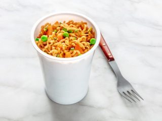 職場で「カップラーメン禁止令」が出ました。「においがキツイ」とのことですが、理不尽ではありませんか？ 節約のためにも撤回してほしいです