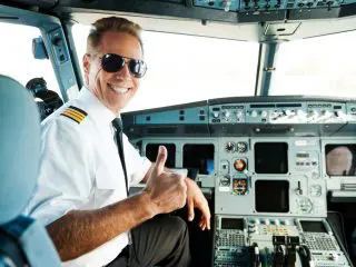 「パイロットの年収」は医師や弁護士より「高い」って本当？パイロットになるにはいくら必要？