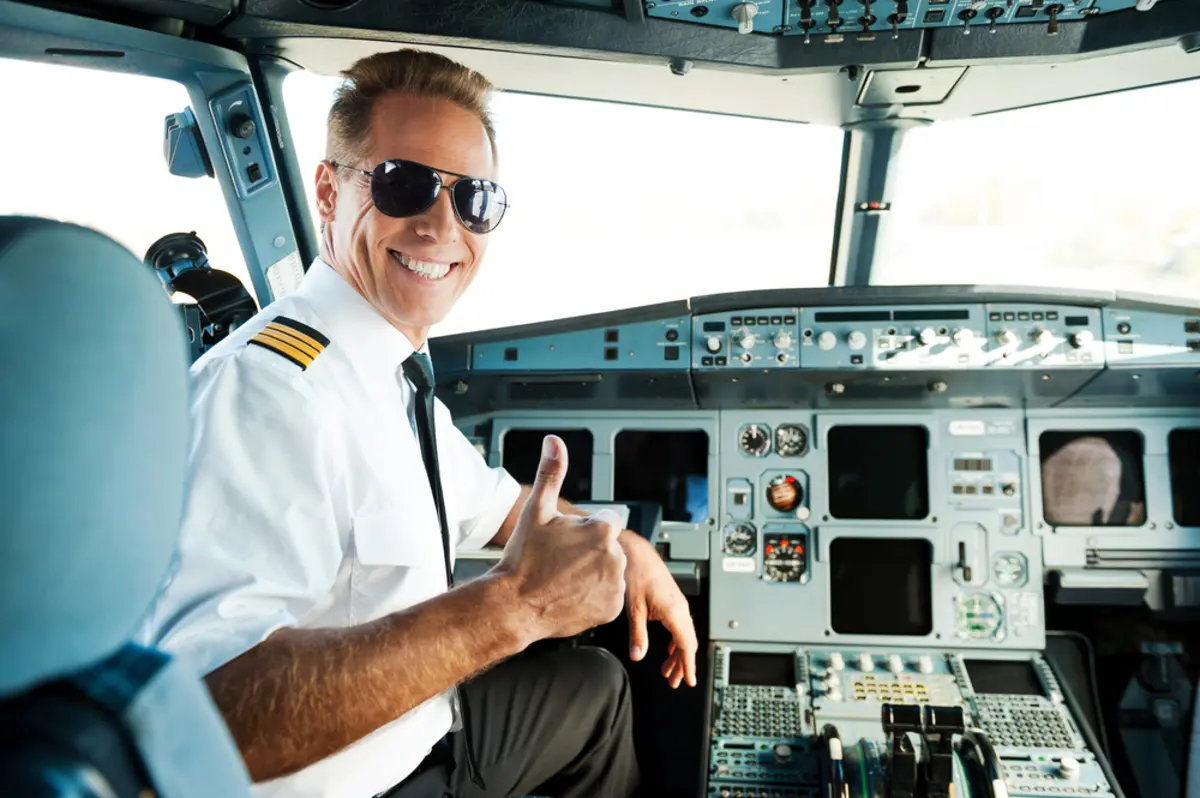 「パイロットの年収」は医師や弁護士より「高い」って本当？パイロットになるにはいくら必要？