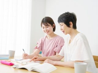 母子家庭で「年収500万円」です。家計に余裕はないのですが、「大学無償化」の対象外って本当ですか？ 進学資金を準備できるか不安です…