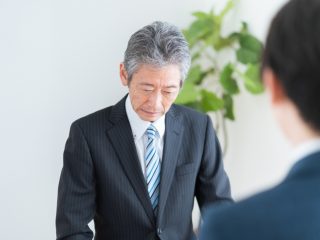 夫がもうすぐ定年ですが、会社から「再雇用はしない」と言われています。納得いかず老後が不安なのですが、「再雇用の拒否」は本当に妥当なのでしょうか？