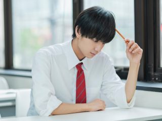 息子が「高校を卒業したら働く」と一言。進学するより早く経験を積めるので、昇進も早いですよね？ それとも、学歴が収入を決めるのでしょうか？