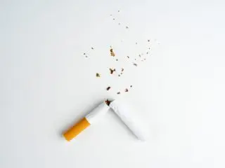 うちの職場はタバコを吸わない人へ「禁煙手当」を支給します。隠れて吸っている人は「不正受給」で摘発すべきでしょうか？