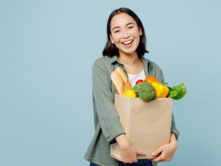 ママ友が買い物で「レジ袋」を買っていて驚きました。わが家は節約のために「エコバッグ」一択なのですが、わざわざ買うのはかなり「もったいない」ですよね？