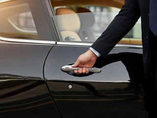 出世した友人が「高級車」を買っていてうらやましい！ 「1000万円」を超える車を買うには、どれほどの年収が必要でしょうか？