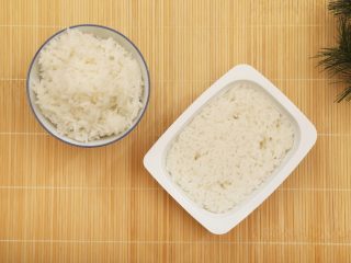 自炊の有無を聞かれ「毎日パックご飯」と答えたらドン引きされました。炊飯器で買った米を炊くのと費用は変わらないと思うのですが…。