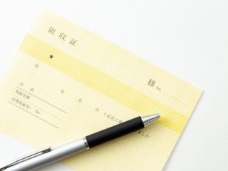 【宛名のない領収書は無効？】経理に「領収書の宛名が白紙だから受け取れない」と言われました。「自腹で払う」しかないのでしょうか？