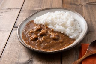 「手作り」vs「レトルト」カレーのコスパはどっちがいい？ 1人暮らし・4人家族の場合で比較