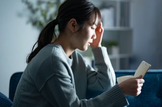 25歳アルバイトですが、「手取り15万円」で家賃「6万円」のアパートに住むのは厳しいですか？ 親から「そろそろ自立してほしい」と言われています…