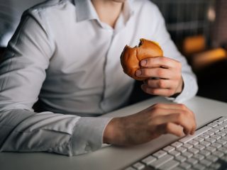 残業中についつい買ってしまう夜食やお菓子。毎日繰り返したら、一年間でどれだけの出費になるでしょうか…。