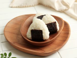 50代の母のパート先での昼食が「おにぎり2個」でした。「もう年だし節約になるから」とのことですが、本当に足りるのでしょうか？ 仕送りなどすべきですか？