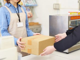 近所の「コンビニ」でアルバイトした方が稼げることに気づいたので、勤めている会社を辞めたいです。 「正社員」でいるメリットってありますか？