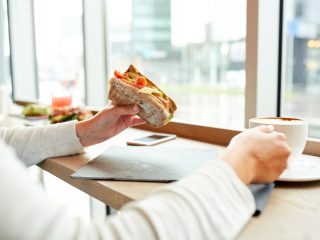 カフェで持参したサンドイッチを食べていたら「非常識」と言われました。コーヒーは頼んでいるし、問題ないと思うのですが……。