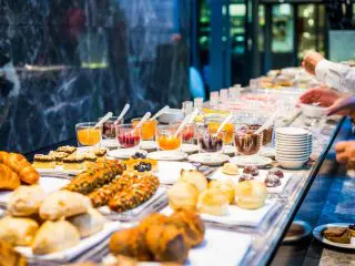 ドーミーインの「朝食バイキング」はコスパ最高!? 人気ビジネスホテルのメニューと比較