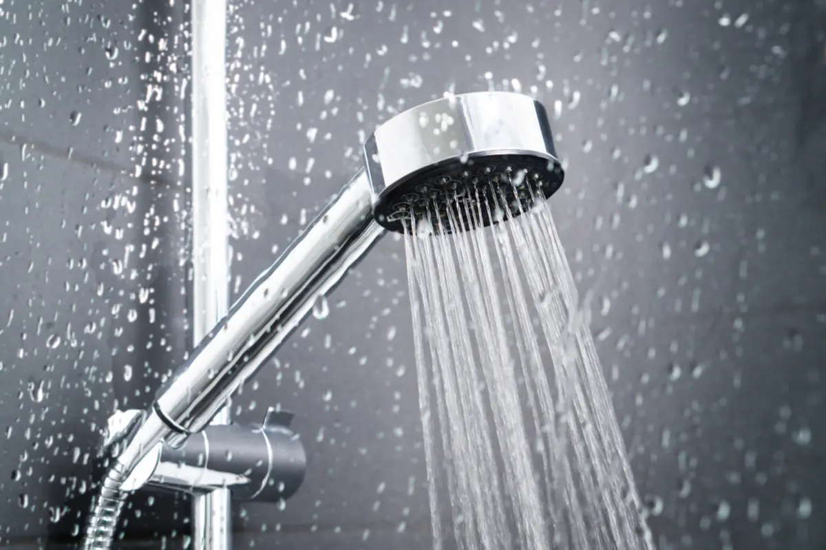 毎日のシャワーにかかる「水道代」はいくら？ 回数を減らしたらどれだけの節約になる？