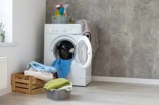 花粉が衣類に付くからと妻が1日に2回も洗濯機を回します。1回と比べて水道光熱費はどれくらい違いますか？