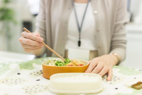 職場でほぼ強制の「ランチ会」が定期的にあります。「親睦を深めるため」とのことですが、仕事の話も多いので気が休まりません。これって労働時間じゃないんでしょうか…？