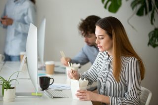 昼休みも食事をしながら仕事をしています。1時間分の給料は引かれているので正直かなり不満なのですが、これって普通でしょうか？