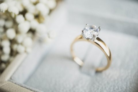 彼女に「婚約指輪はティファニーがいい」と言われています。100万円近くするのに「周りのみんな買ってる」らしいのですが、本当ですか？ やはり「ダイヤ」は必須でしょうか…？
