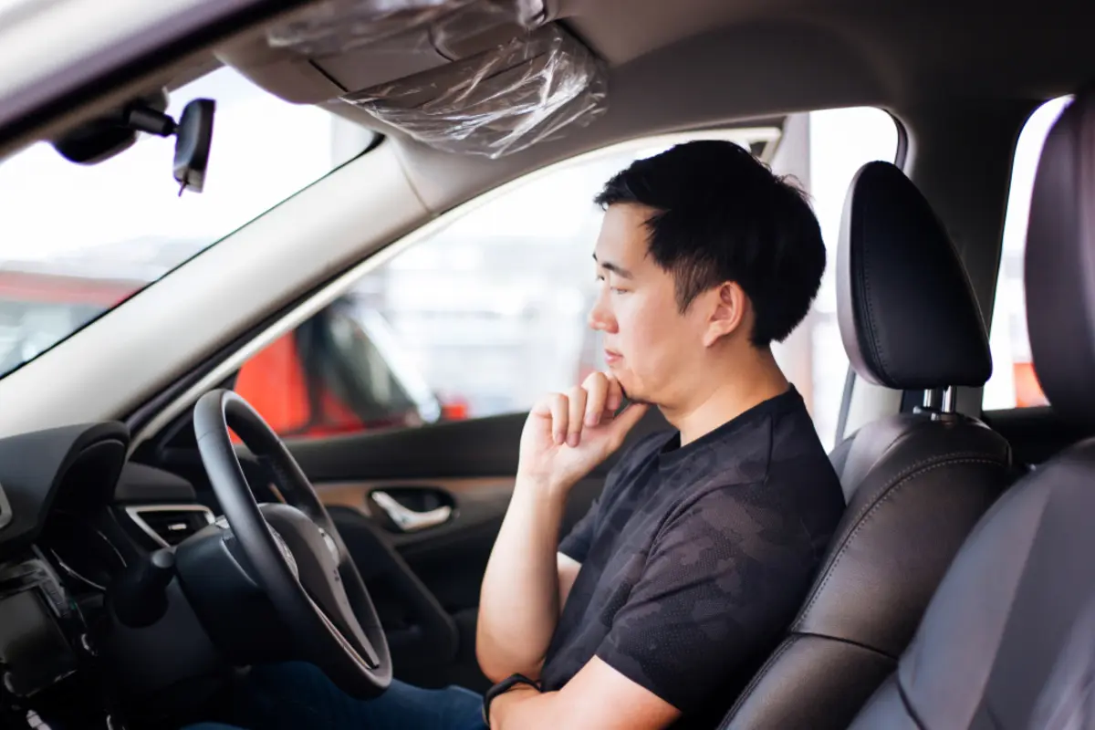 夫が車通勤です。子どもの送り迎えに車があると便利と思いますが、新車は予算の都合上買えそうにありません。中古車を買うと税金に違いはありますか？