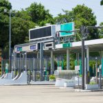 高速道路の料金所で「一般」から入る車をよく見かけます。ETCのほうが便利なのになぜ利用しないのでしょうか？