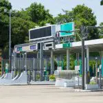 高速道路の料金所で「一般」から入る車をよく見かけます。ETCのほうが便利なのになぜ利用しないのでしょうか？