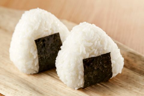 仕事中にデスクで「おにぎり」ってダメですか？ 事務職ですが、昼食を食べてもお腹が空いてしまいます…「塩むすび」など、ニオイのないものなら大丈夫でしょうか？