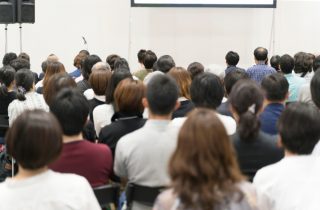 職場で「人材育成のため」と言われ、外部の研修に参加します。開催が「土曜日」なのですが、その分の給料は払われるのでしょうか？「参加して」とだけ言われてます…