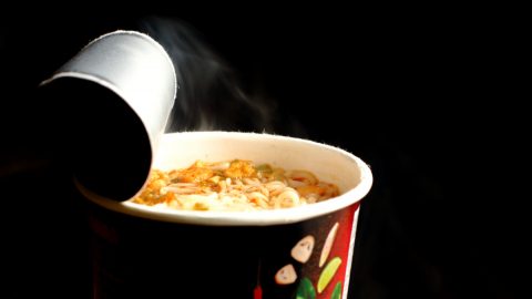 職場で「豚キムチのカップ麺」を食べる人がいます。かなり匂うのでやめてほしいのですが、注意しても大丈夫でしょうか？ 本人は「節約になるから」と言っています…