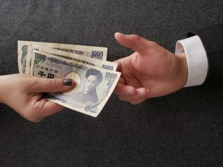 先日帰省した際、母が「相続税で税金を持っていかれたくない」と、毎年少しずつ渡してくれることになりました。親子なら「贈与税」はかかりませんか？ 少しずつなら問題ないでしょうか？