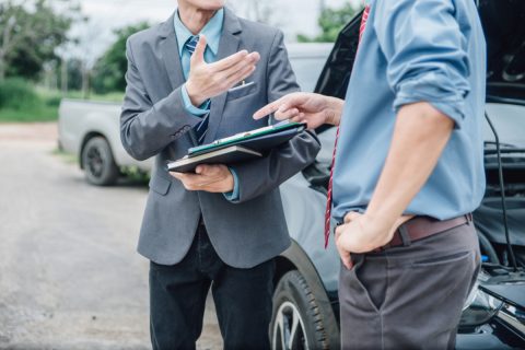 社用車で事故を起こしてしまいました。会社から弁償を求められていますが、従うべきでしょうか？